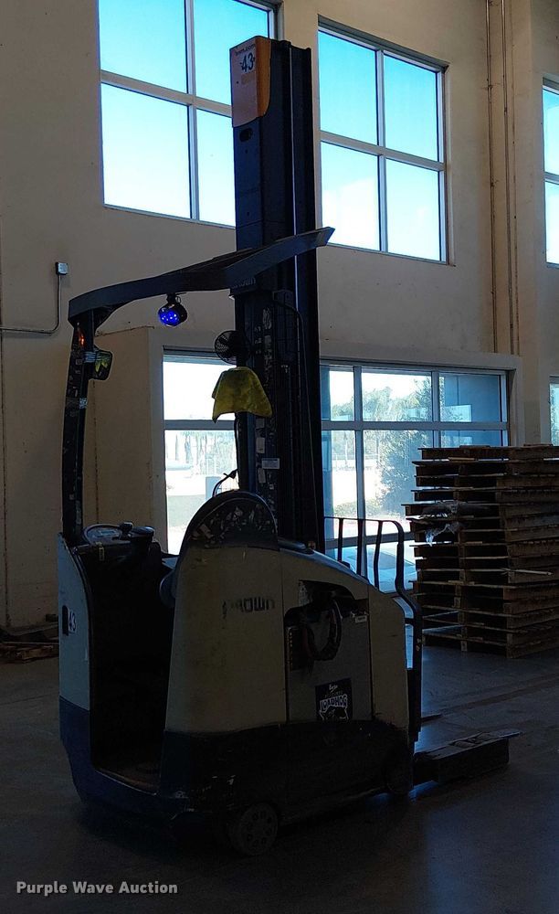 image for item EE5065 2017 Crown RM6095S-45 order picker