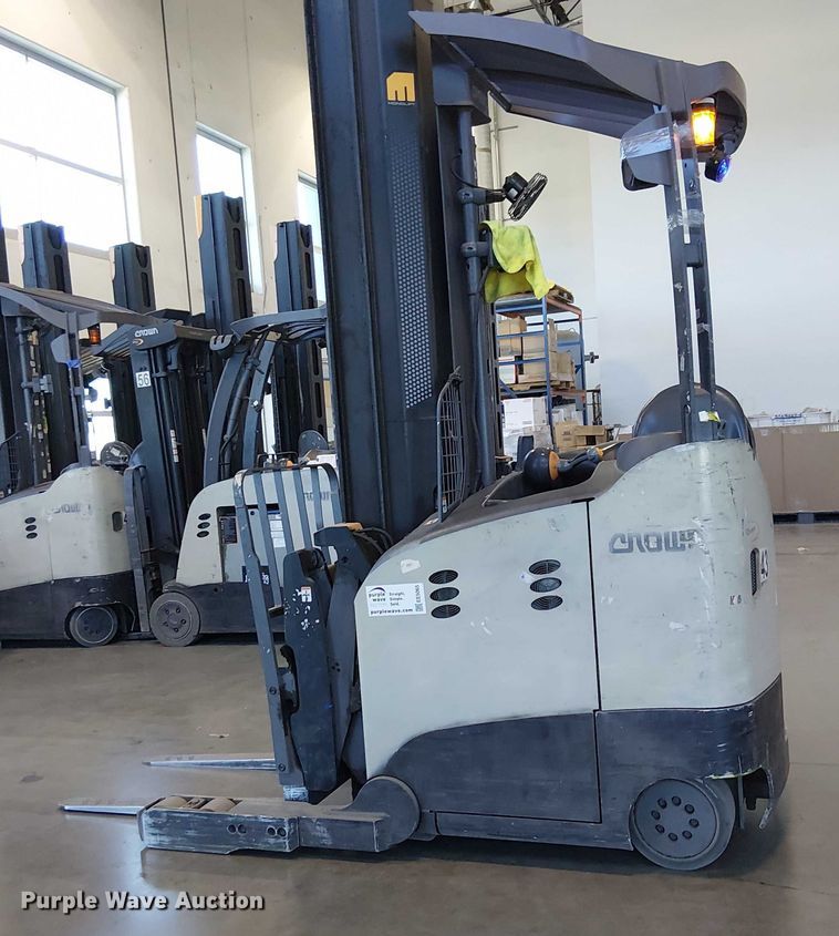 image for item EE5065 2017 Crown RM6095S-45 order picker