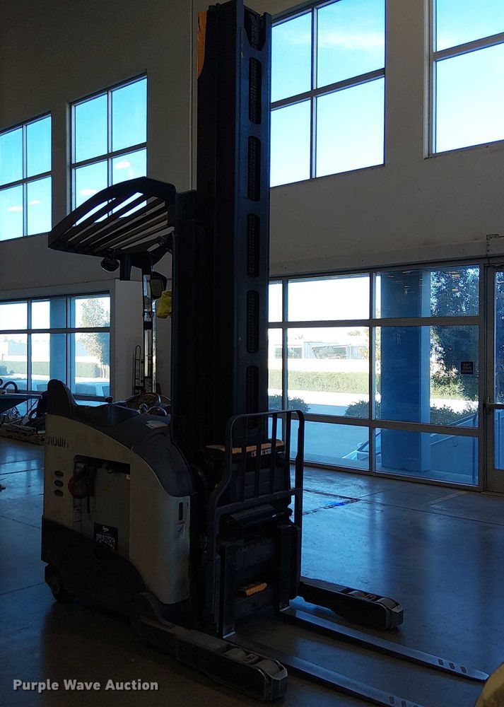 image for item EE5066 2017 Crown RM6095S-45 reach truck