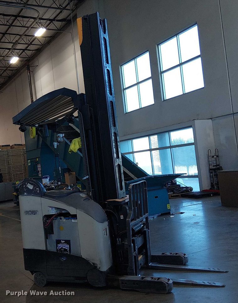 image for item EE5068 2017 Crown RM6095S-45 reach truck