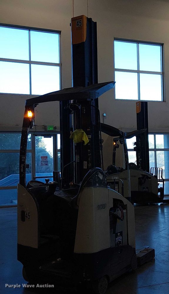 image for item EE5068 2017 Crown RM6095S-45 reach truck