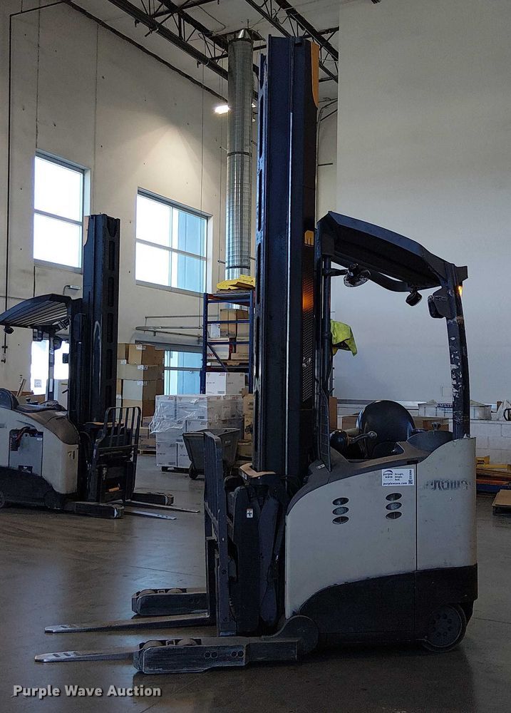 image for item EE5068 2017 Crown RM6095S-45 reach truck