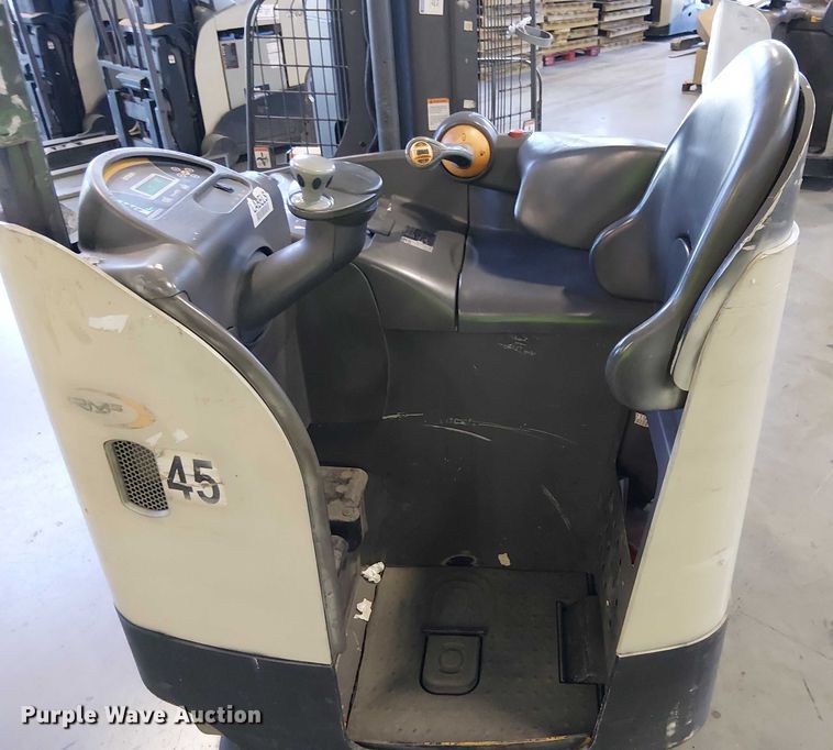 image for item EE5068 2017 Crown RM6095S-45 reach truck