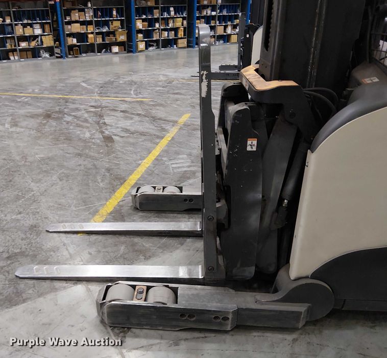 image for item EE5072 2017 Crown RM6095S-45 order picker