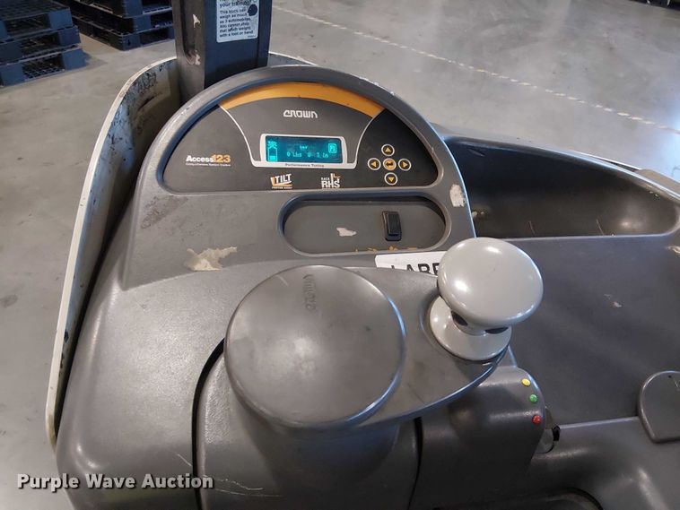 image for item EE5073 2017 Crown RM6025-45 order picker