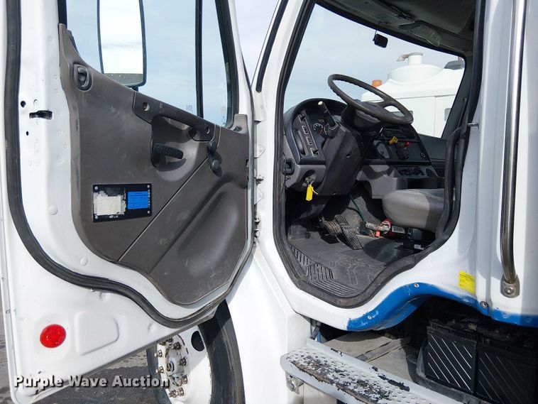 image for item EE5083 2008 Freightliner Business Class M2 flatbed truck