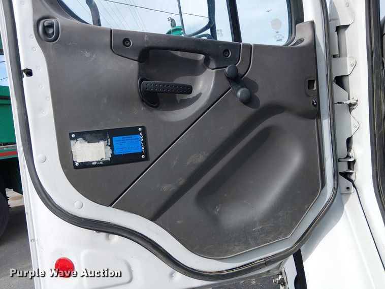 image for item EE5083 2008 Freightliner Business Class M2 flatbed truck