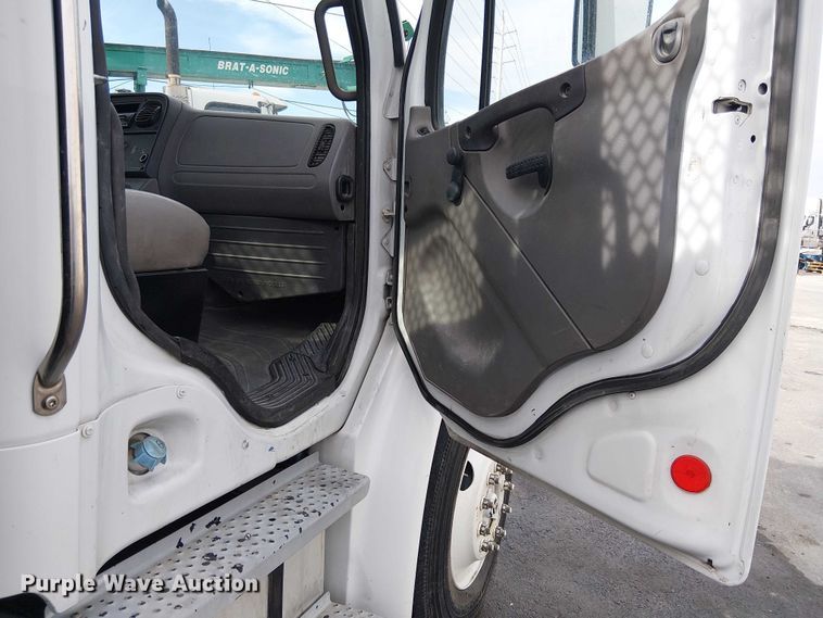 image for item EE5083 2008 Freightliner Business Class M2 flatbed truck