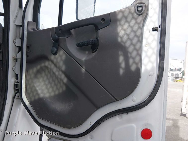 image for item EE5083 2008 Freightliner Business Class M2 flatbed truck