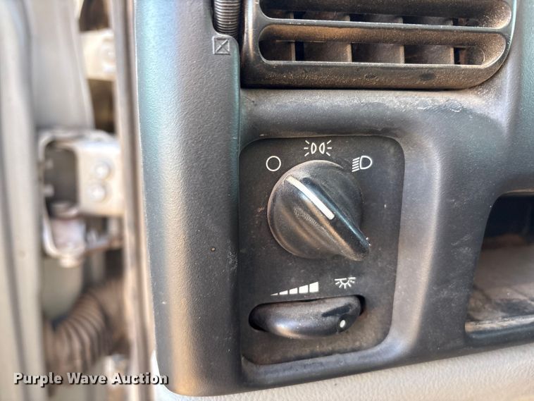 image for item EF6261 2005 Chevrolet Venture van