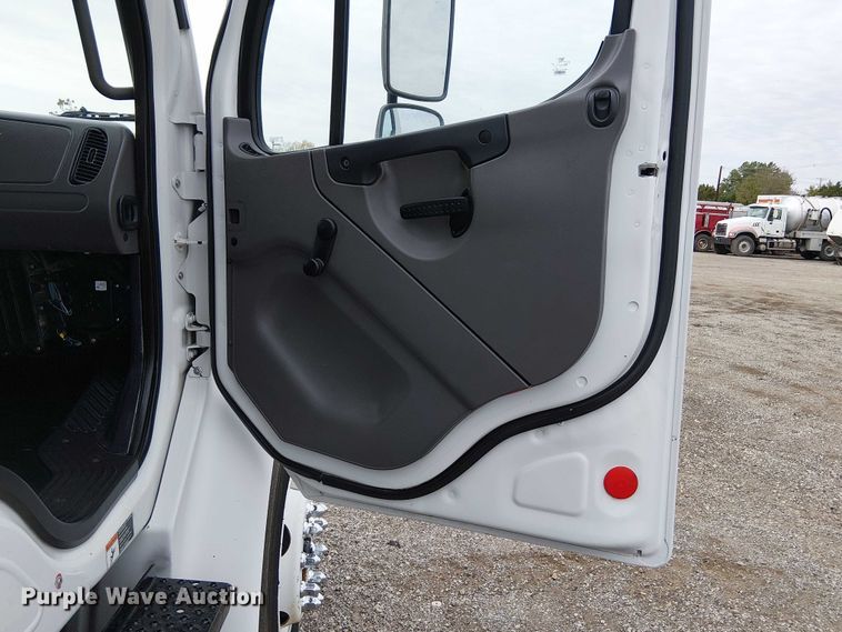 image for item EG1713 2012 Freightliner Business Class M2 box truck