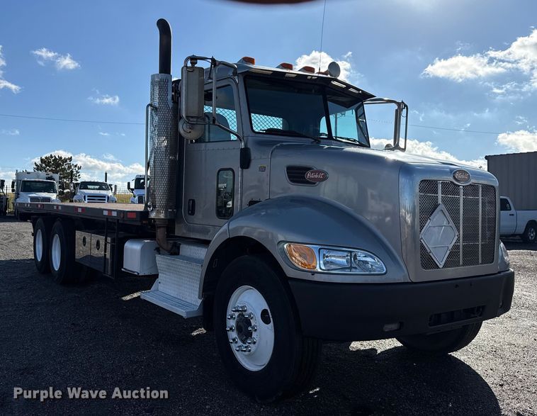 image for item EG1793 2011 Peterbilt 348 rollback truck