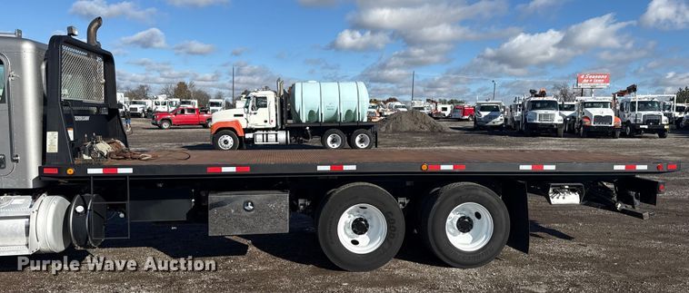 image for item EG1793 2011 Peterbilt 348 rollback truck