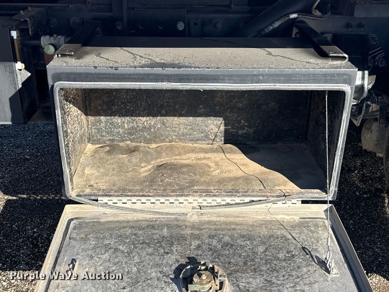 image for item EG1793 2011 Peterbilt 348 rollback truck