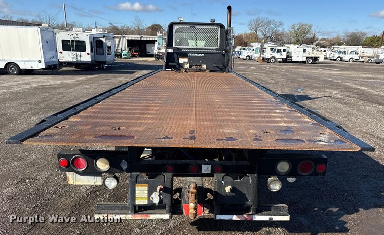 image for item EG1793 2011 Peterbilt 348 rollback truck