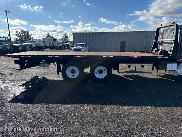 image for item EG1793 2011 Peterbilt 348 rollback truck