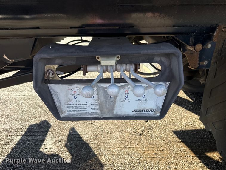 image for item EG1793 2011 Peterbilt 348 rollback truck