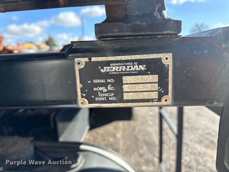 image for item EG1793 2011 Peterbilt 348 rollback truck