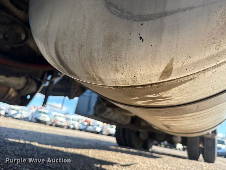 image for item EG1793 2011 Peterbilt 348 rollback truck