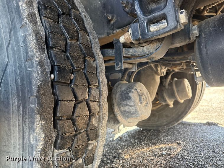 image for item EG1793 2011 Peterbilt 348 rollback truck