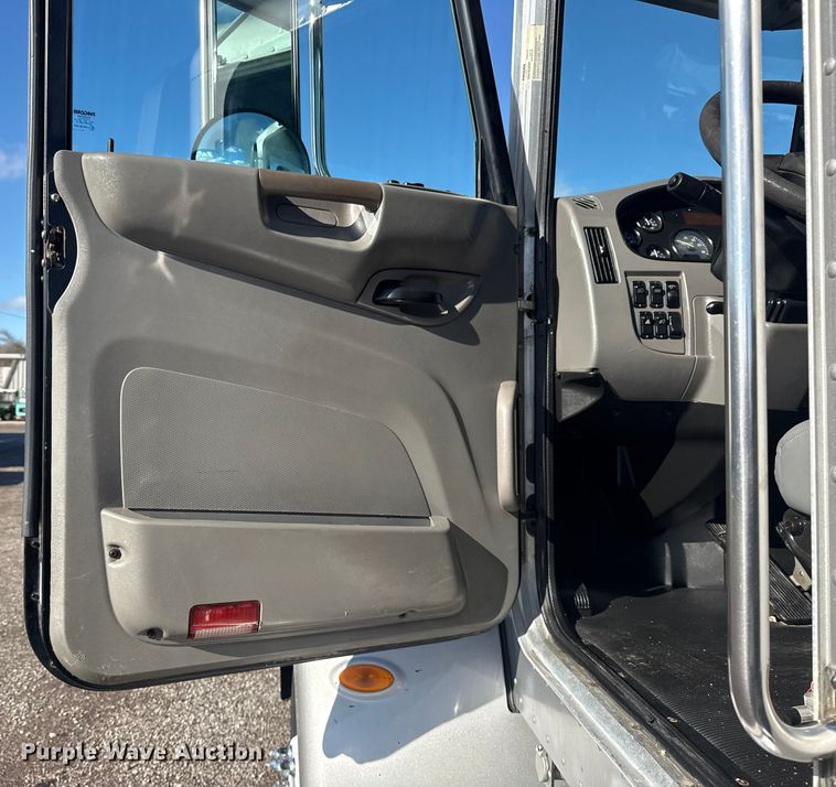 image for item EG1793 2011 Peterbilt 348 rollback truck