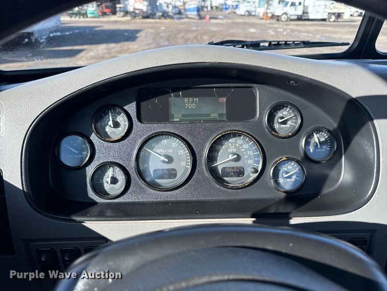 image for item EG1793 2011 Peterbilt 348 rollback truck