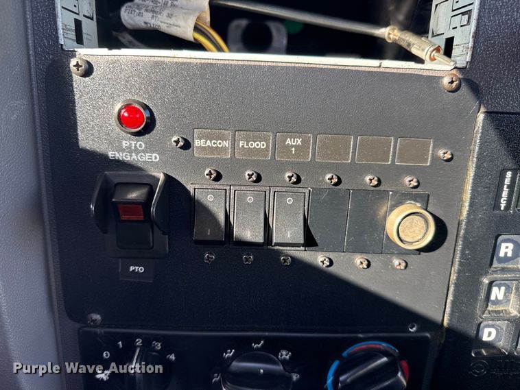 image for item EG1793 2011 Peterbilt 348 rollback truck