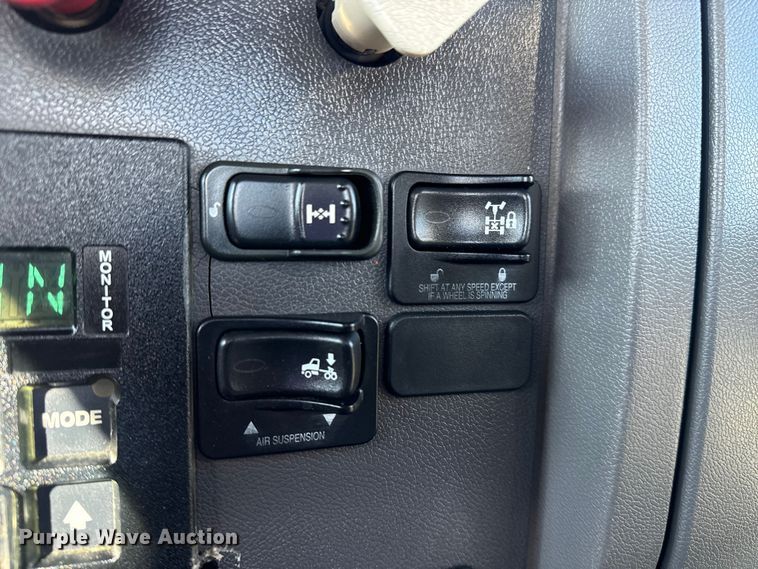 image for item EG1793 2011 Peterbilt 348 rollback truck