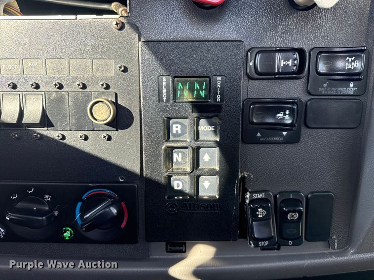 image for item EG1793 2011 Peterbilt 348 rollback truck