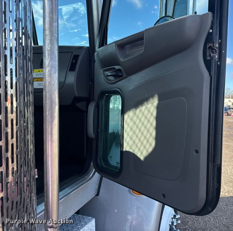 image for item EG1793 2011 Peterbilt 348 rollback truck