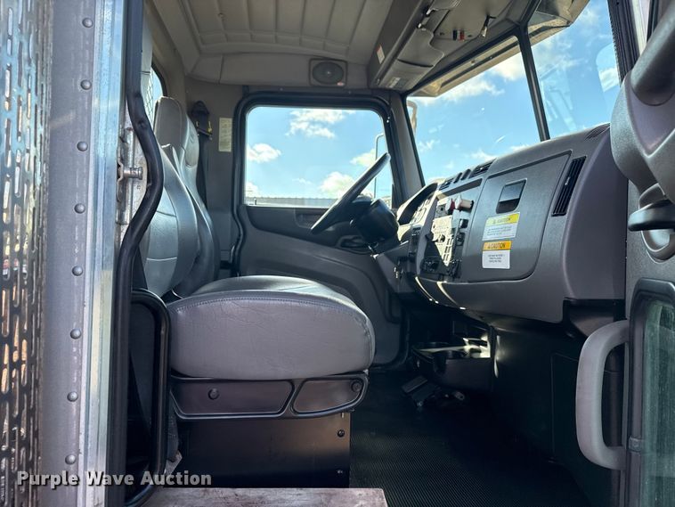 image for item EG1793 2011 Peterbilt 348 rollback truck