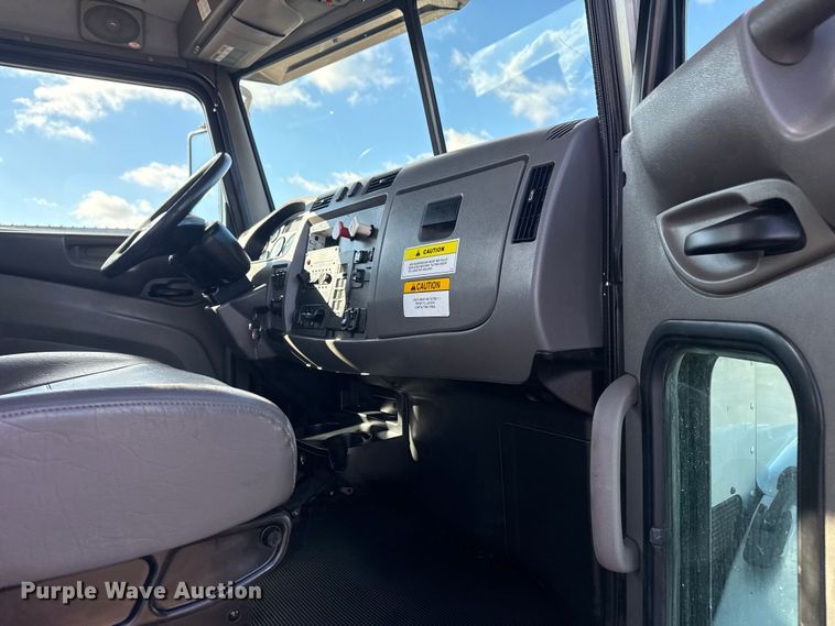 image for item EG1793 2011 Peterbilt 348 rollback truck