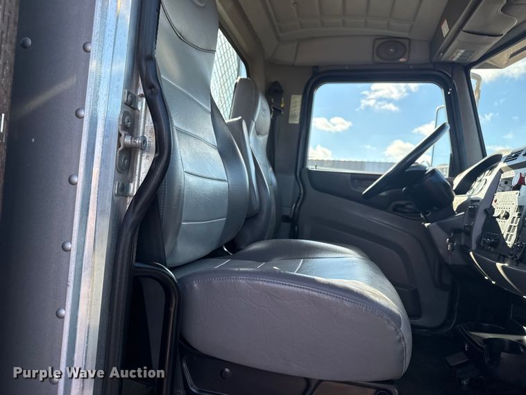 image for item EG1793 2011 Peterbilt 348 rollback truck