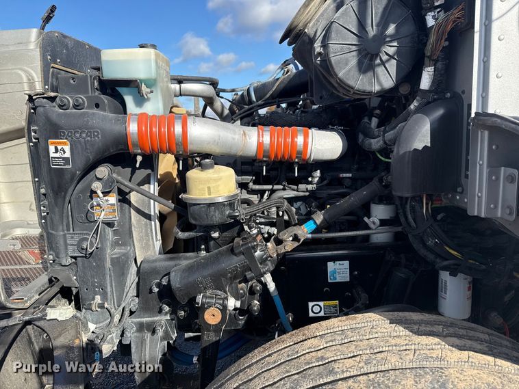 image for item EG1793 2011 Peterbilt 348 rollback truck