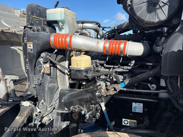 image for item EG1793 2011 Peterbilt 348 rollback truck