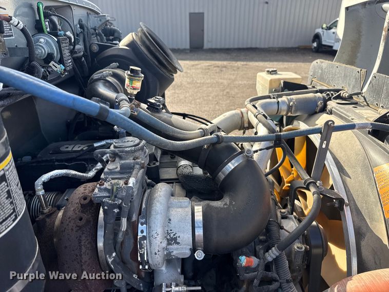 image for item EG1793 2011 Peterbilt 348 rollback truck