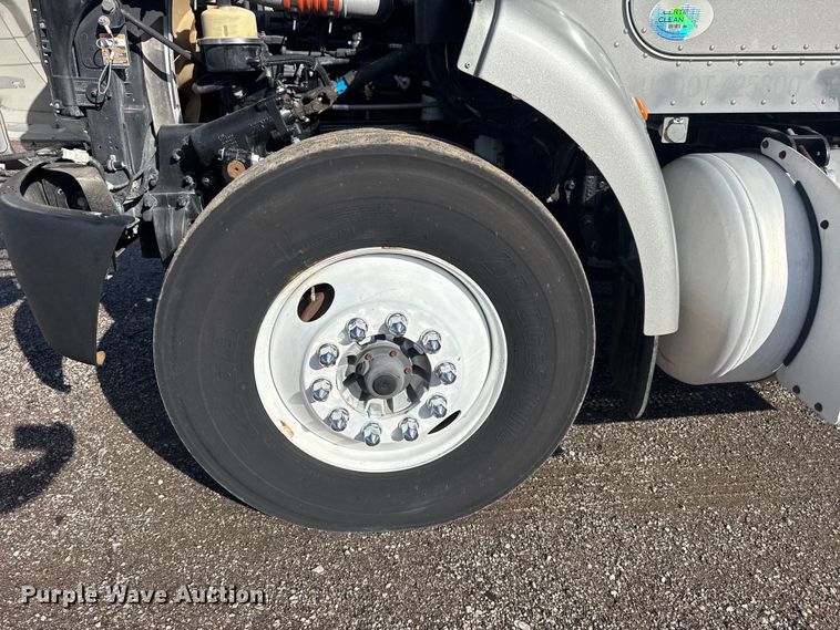 image for item EG1793 2011 Peterbilt 348 rollback truck