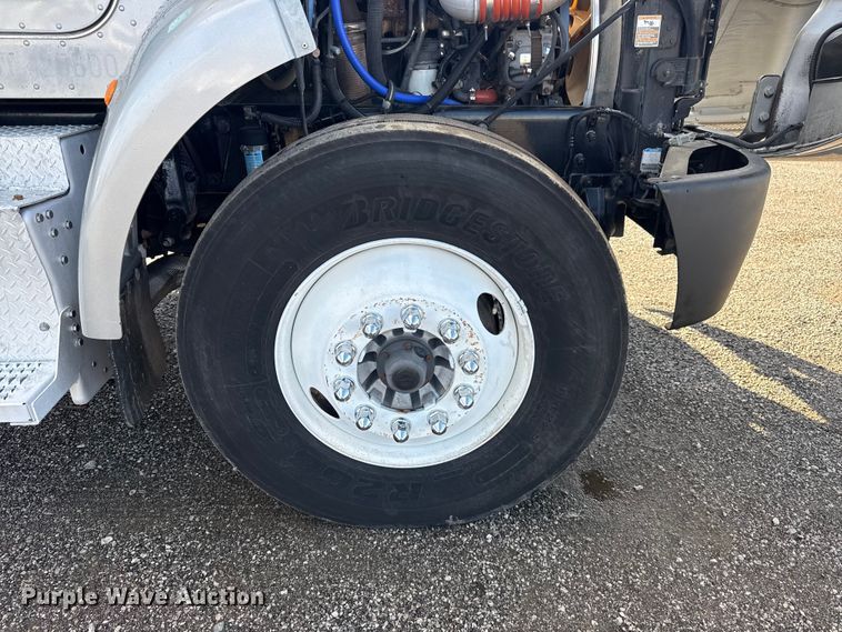 image for item EG1793 2011 Peterbilt 348 rollback truck