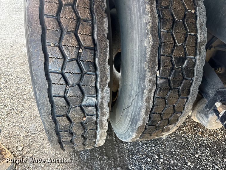 image for item EG1793 2011 Peterbilt 348 rollback truck