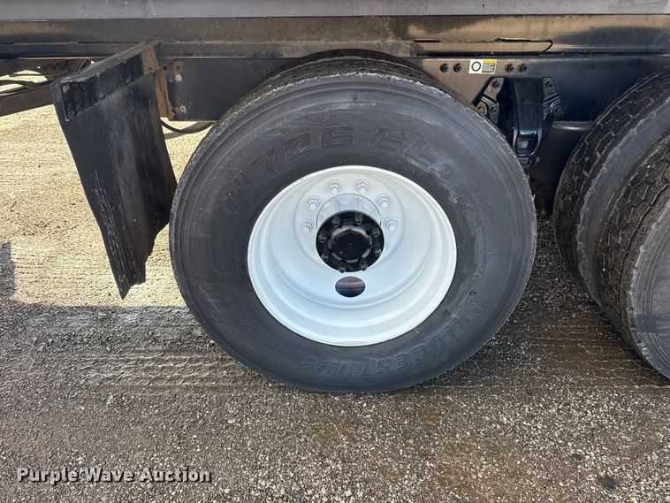 image for item EG1793 2011 Peterbilt 348 rollback truck