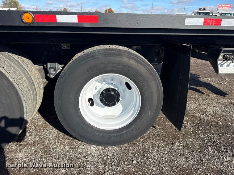 image for item EG1793 2011 Peterbilt 348 rollback truck