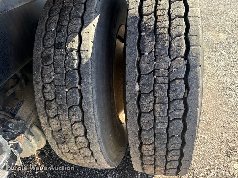 image for item EG1793 2011 Peterbilt 348 rollback truck