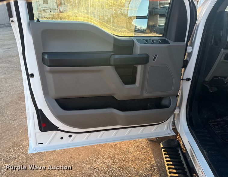 image for item EG1825 2022 Ford F550 Ext. Cab truck cab and chassis