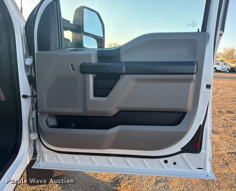 image for item EG1825 2022 Ford F550 Ext. Cab truck cab and chassis