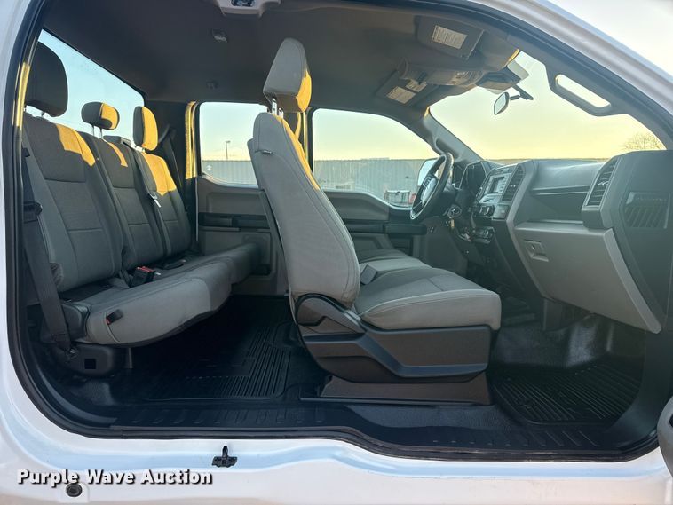 image for item EG1825 2022 Ford F550 Ext. Cab truck cab and chassis