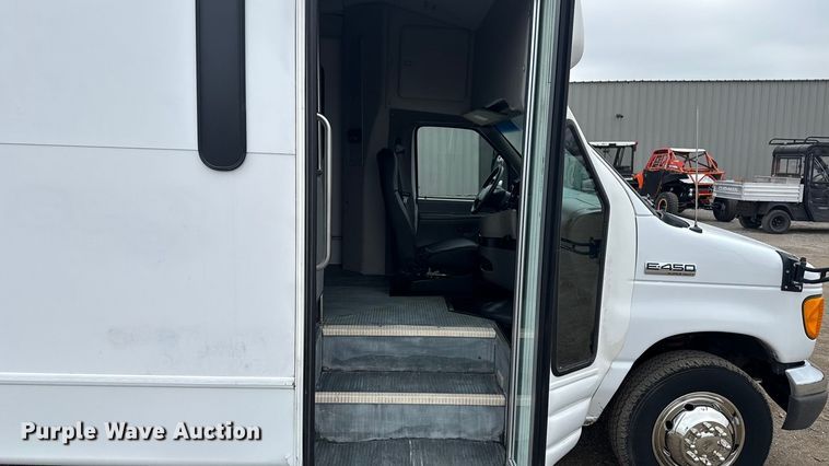 image for item EG1833 2007 Ford E450 prisoner transport shuttle bus