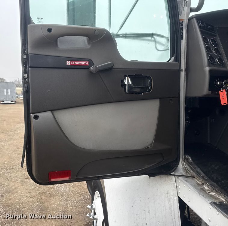 image for item EG1838 2013 Kenworth T280 box truck