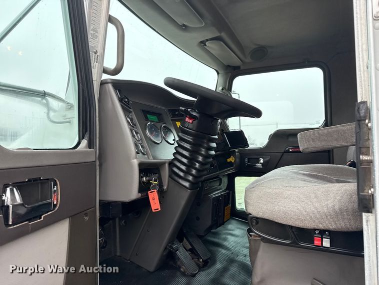 image for item EG1838 2013 Kenworth T280 box truck