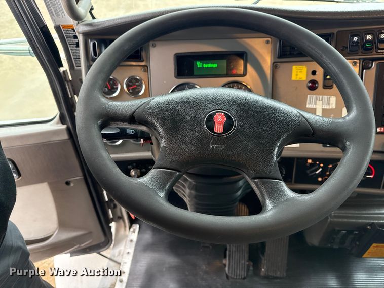 image for item EG1838 2013 Kenworth T280 box truck