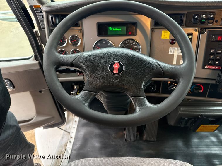 image for item EG1838 2013 Kenworth T280 box truck